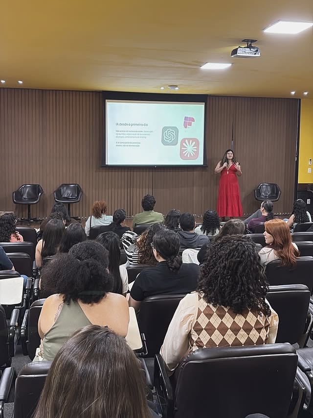 Público viendo a Rebeca Sousa hablar en el MMMT 2026 de Developer Girls.